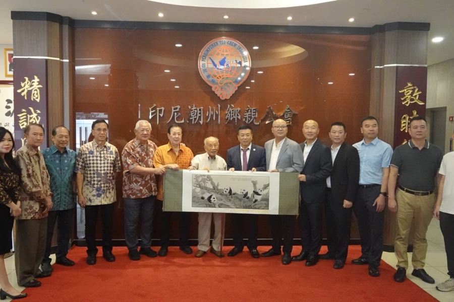 The Chairman of the Chaozhou Chamber of Commerce in Sichuan Province, Mr. Yu He Ming, along with a delegation from the Chaozhou Friendship Association in Sichuan, paid a courtesy visit and took a group photo.