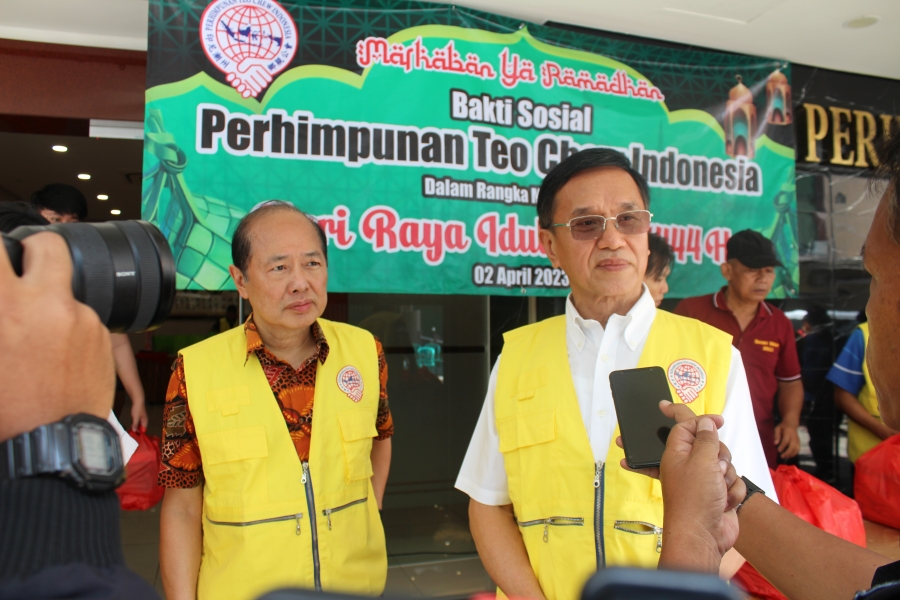 The distribution of Eid al-Fitr basic necessities by the chairman and management of PTCI with mayor of West Jakarta Uus Kuswanto 