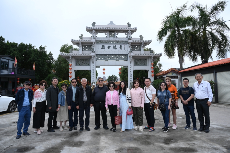The Teo Chew Indonesia Association delegation took a group photo in front of Qinglong Temple.