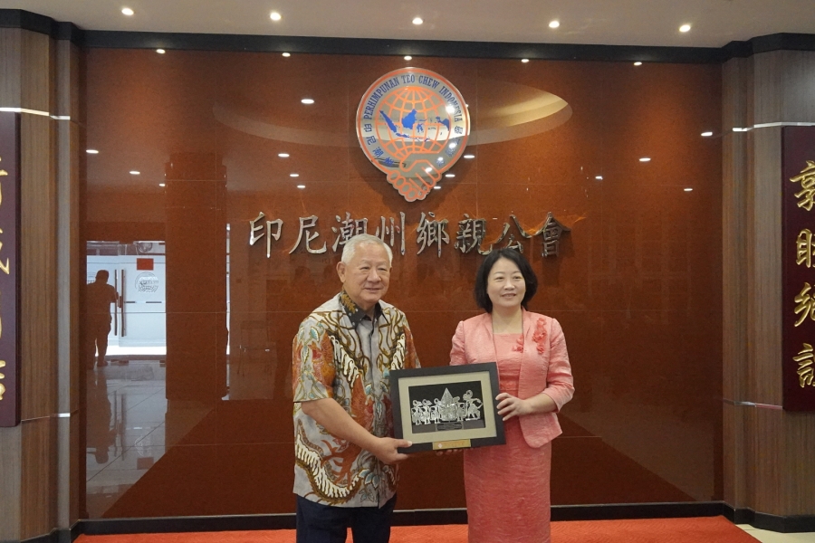 The Vice Chairman of the Guangdong Province Overseas Chinese Federation, Mrs. Xie Huirong, along with her delegation, paid an official visit to the Teo Chew Nusantara Association and the Teo Chew Indonesia Association.